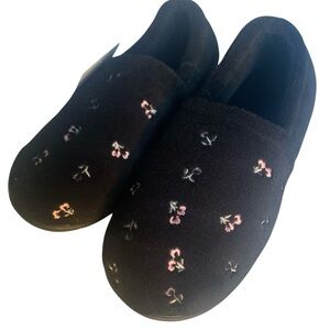 Isotoner Slippers NWT Contour Step Floral Embroidered Top Microterry Black 7.5-8